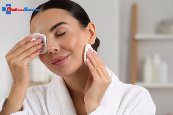 Vệ sinh lông mày sau khi phun 24 - 48 giờ