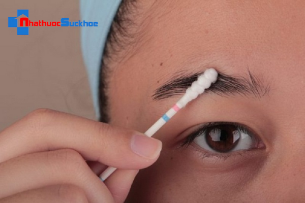 Bước 3: Lau khô bằng tăm bông khô