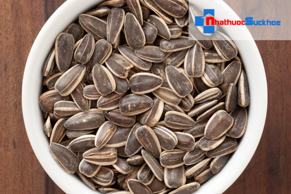 Xả tóc bằng nước hạt hướng dương