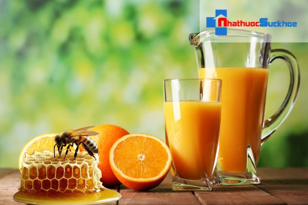 Ủ tóc bằng nước cam kết hợp mật ong